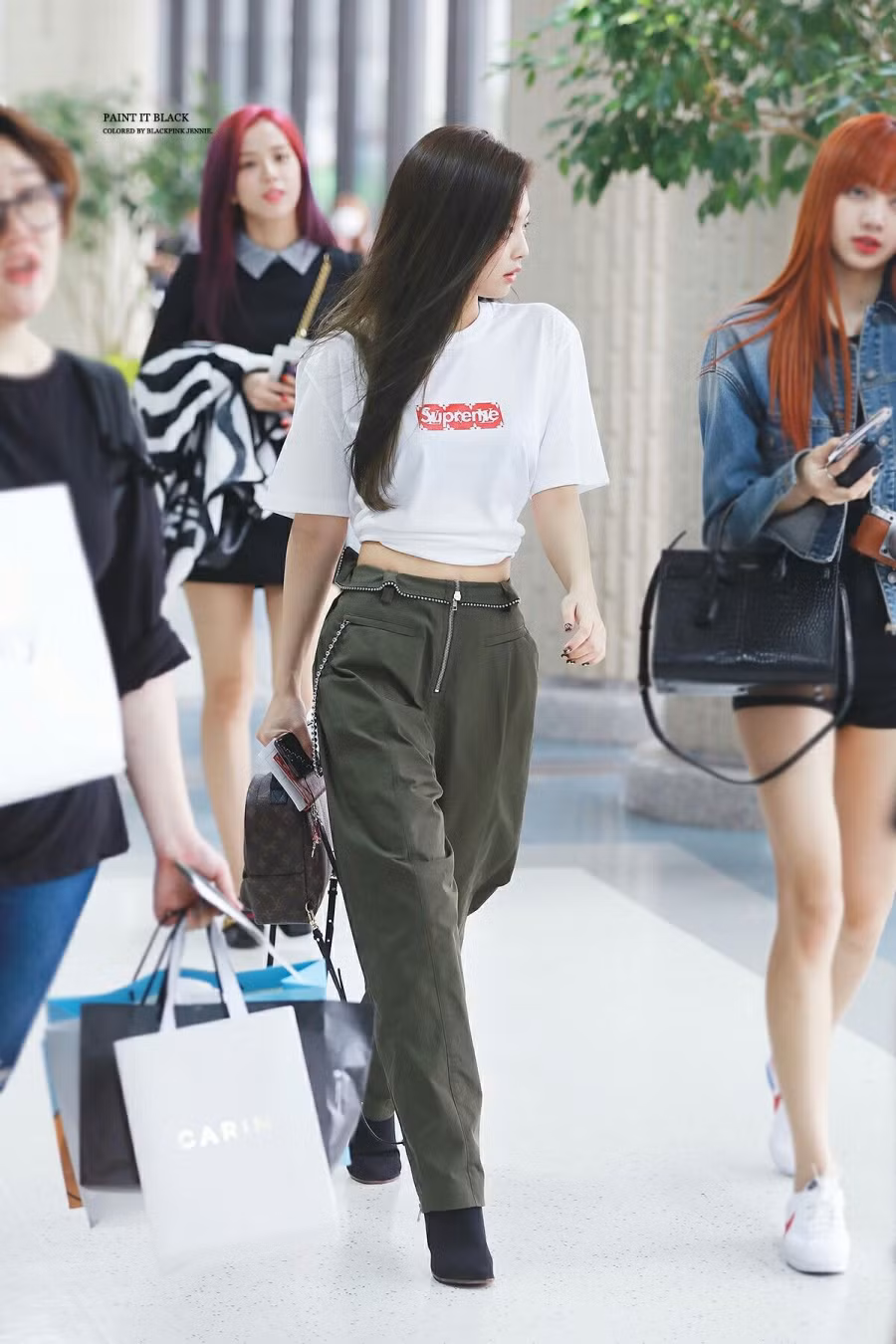 Jennie luôn biết cách “hack” dáng với nhiều kiểu áo crop top khác nhau. 