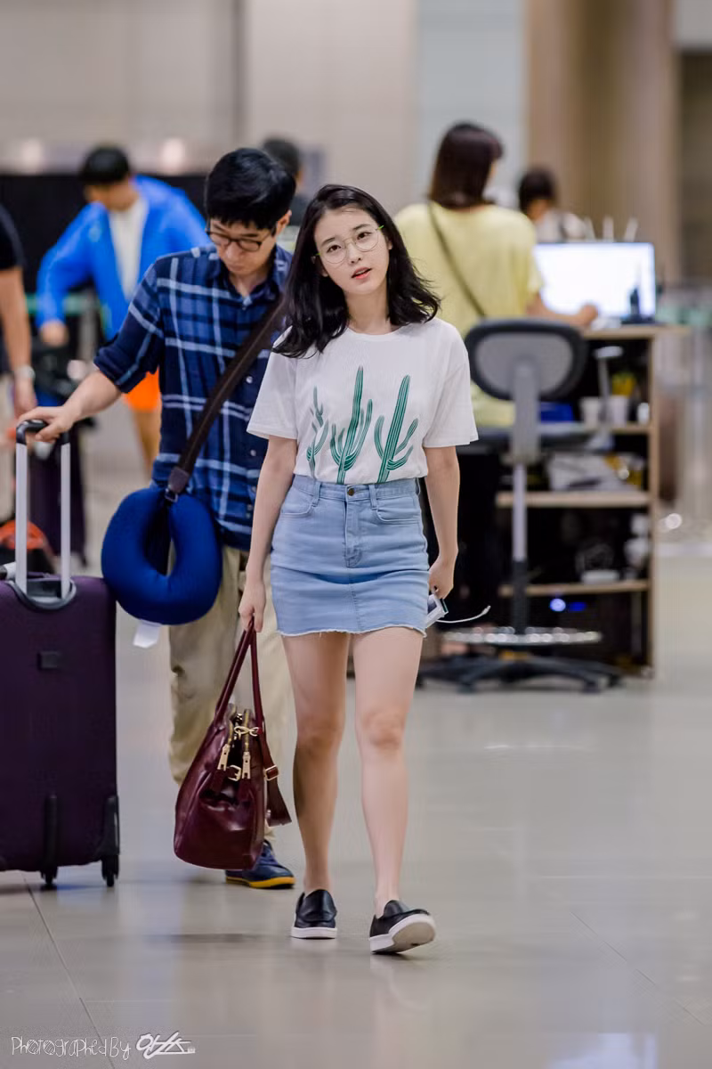 Ca sĩ IU trông năng động hơn với áo thun trắng và chân váy denim. 