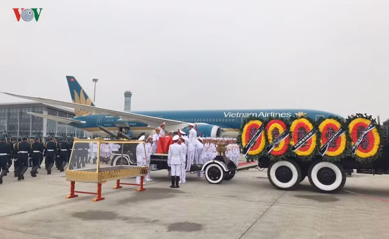 Tiễn biệt Đại tướng Lê Đức Anh tại sân bay Nội Bài