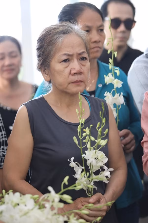 Vợ con, đồng nghiệp tiễn biệt nghệ sĩ Lê Bình ảnh 9 Vợ con, đồng nghiệp tiễn biệt nghệ sĩ Lê Bình