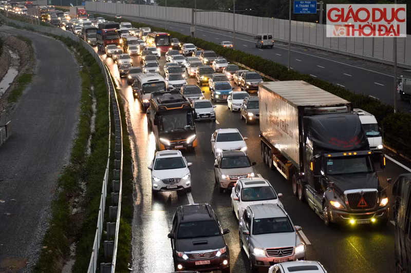 Cao tốc Pháp Vân - Cầu Giẽ tắc dài hơn 5 km từ chiều tối 30/4 ảnh 1