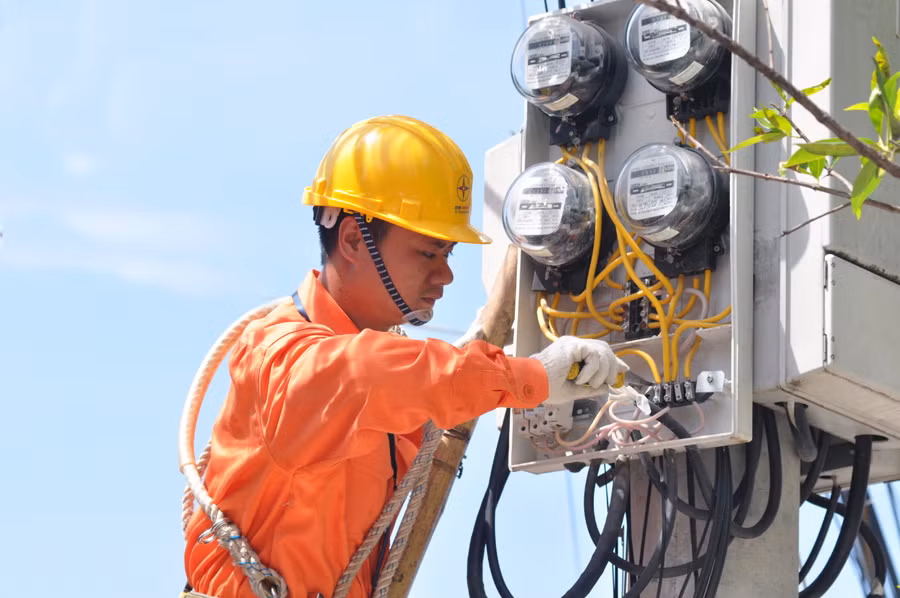 Người dân phát hoảng vì giá điện tăng cao.
