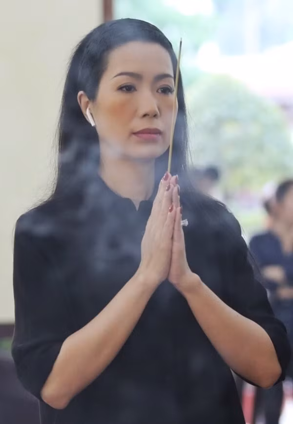Vợ con, đồng nghiệp tiễn biệt nghệ sĩ Lê Bình ảnh 2 Vợ con, đồng nghiệp tiễn biệt nghệ sĩ Lê Bình