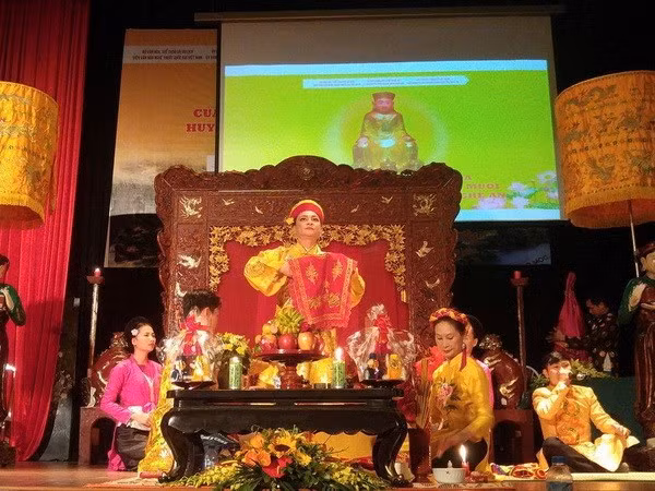 Tái hiện hầu Thánh Hoàng Mười trên sân khấu của Hội thảo.