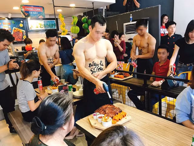 Cởi trần phục vụ đồ ăn, trong khi có cả người lớn tuổi