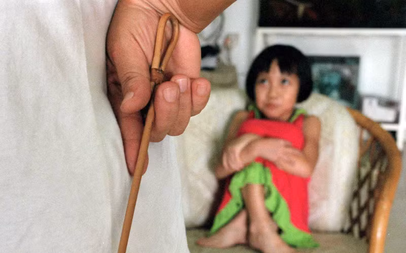 Thay vì roi vọt, hãy chấp nhận con gái với cả những lỗi lầm của tuổi thơvà cho thời gian để con tự sửa chữa.Ảnh minh họa