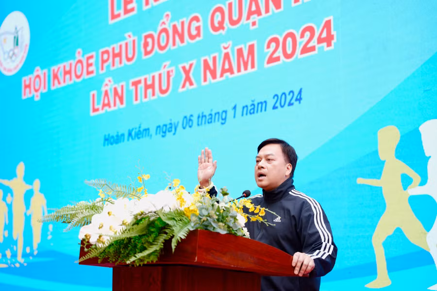 Trọng tài Trần Mạnh Hà đại diện tổ trọng tài đọc lời tuyên thệ.