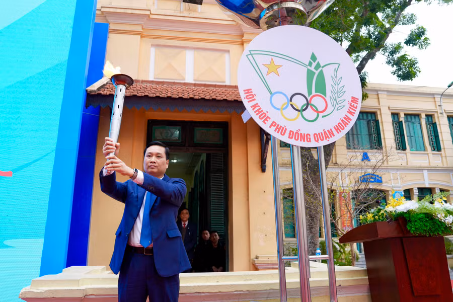 Ông Nguyễn Quốc Khánh - Phó Bí thư Thường trực quận ủy Hoàn Kiếm thắp sáng ngọn lửa truyền thống tại Hội khỏe Phù Đổng năm 2024.