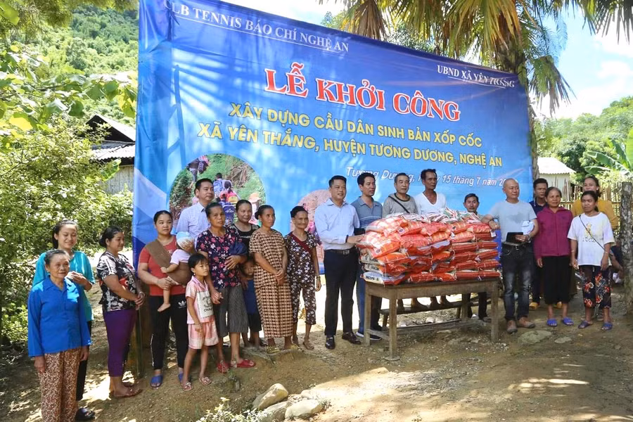 Người dân bản Xốp Cốc vui mừng vì sắp có cầu để đi lại.