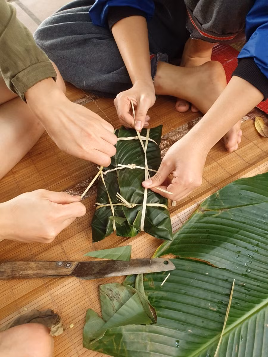 Cùng nhau gói chung một chiếc bánh