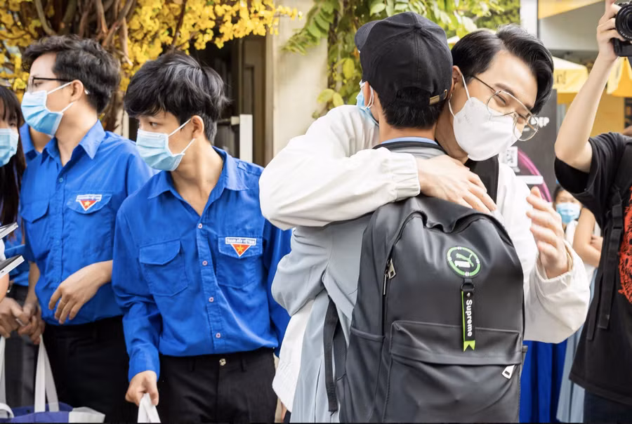 Những cái ôm chặt của đại sứ dành cho các bạn như một lời cảm ơn và chúc thượng lộ bình an.