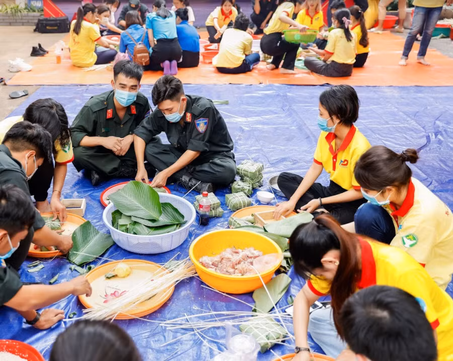 Những chiếc bánh chưng đầy ắp tình cảm của mọi người dân, để các bạn, các anh chị mang trở về cho mâm cơm thêm xôm tụ.