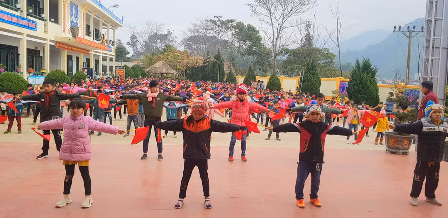 Tập thể dục giữa giờ của các em học sinh trường PTDTBT tiểu học Ngán Chiên