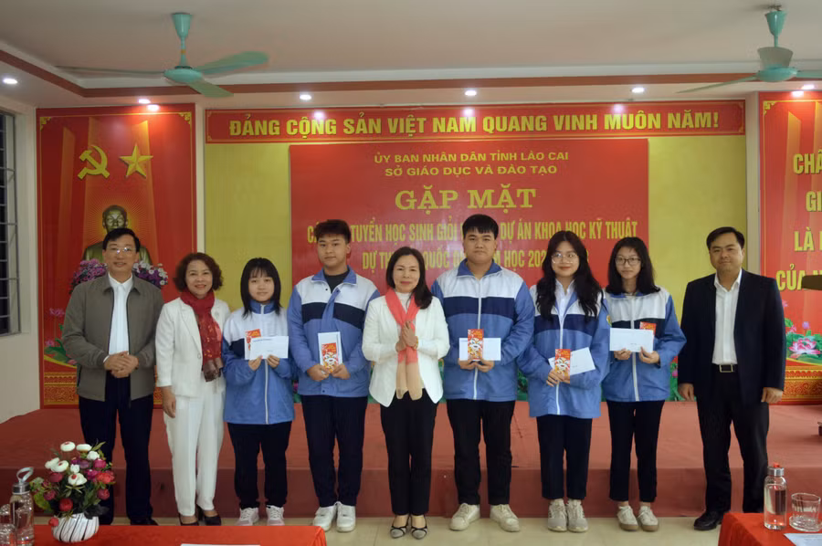 Bà Dương Bích Nguyệt, Giám đốc Sở GD&amp;ĐT Lào Cai (ở giữa) cùng các đại biểu trao quà động viên các em tham dự Kỳ thi chọn học sinh giỏi quốc gia.
