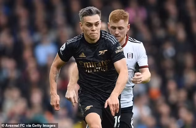 Trossard(áo đen) đang dần chứng minh được bản thân xứng đáng kháoc áo Arsenal.