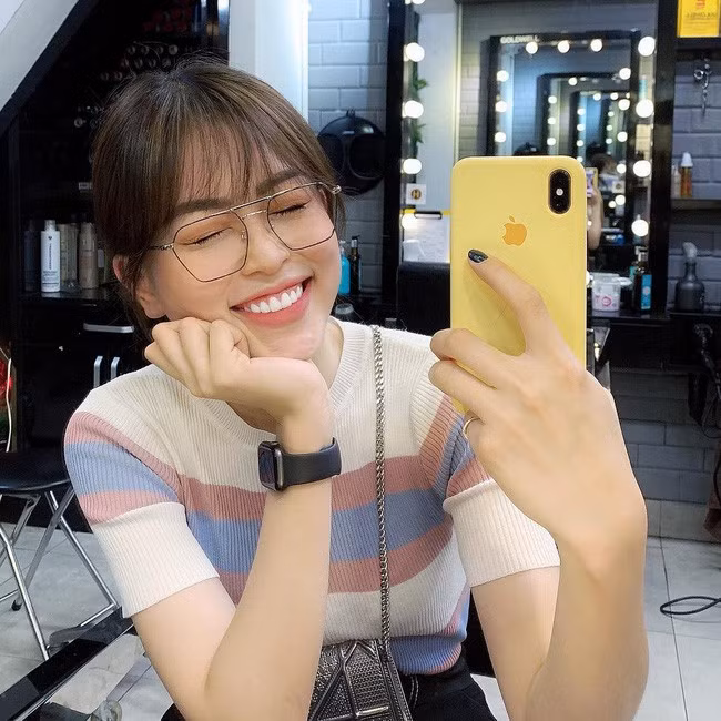 Chọn đúng kiểu tóc và lối trang điểm là cách để nàng Á hậu khẳng định được vẻ đẹp của mình Chọn đúng kiểu tóc và lối trang điểm là cách để nàng Á hậu khẳng định được vẻ đẹp của mình