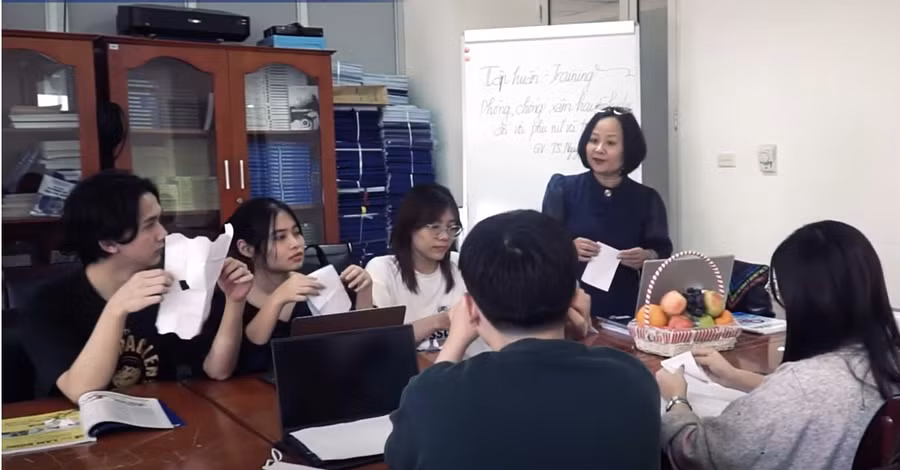 Hình thức này trên thực tế cần sự phối hợp của nhiều bên, trong đó có vai trò rất quan trọng của các chuyên gia giới, chuyên gia kịch ứng tác và nhóm thanh niên nòng cốt.  