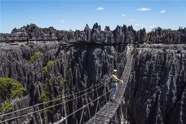 Đến với vườn quốc gia Tsingy du Bemaraha (Mahajanga, Madagascar), bạn sẽ có một kiểu ảnh ấn tượng thế này.&nbsp;