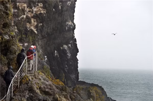 Du khách khám phá con đường The Gobbins ở Antrin, Bắc Ireland.&nbsp;