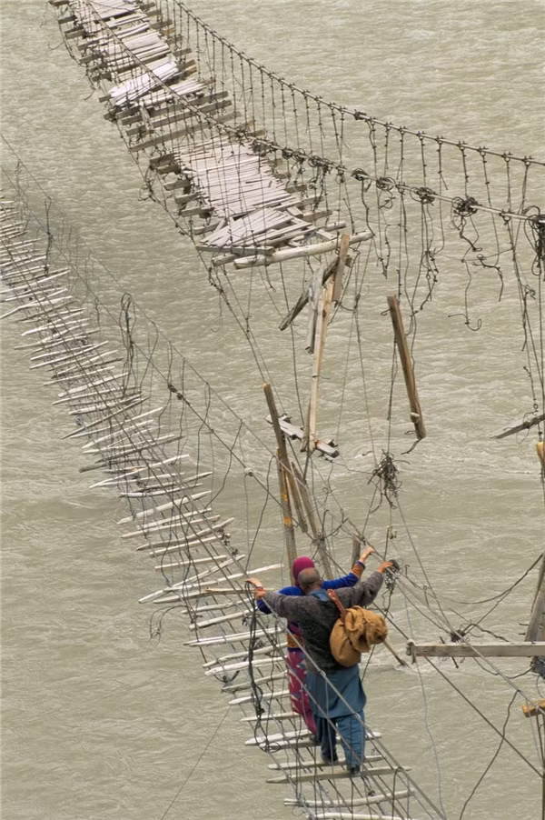 Những bước chân thận trọng qua một cây cầu gần Passu, Bojal, Pakistan.
