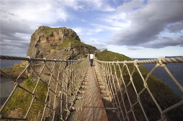 Cuối cùng là cây cầu dây Carrick ở Ballintoy thuộc hạt Antrim, Bắc Ireland.