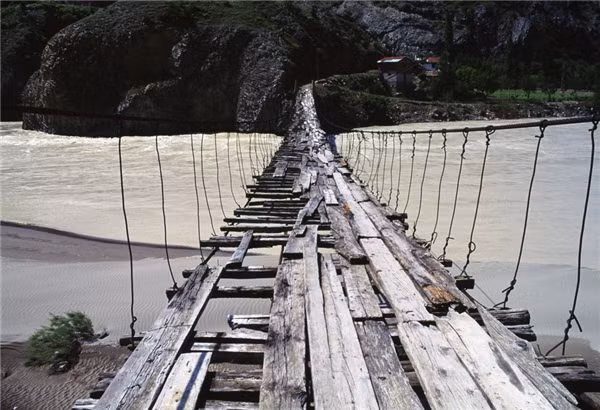 Cây cầu gỗ bắc ngang sông Coruh ở đông nam Thụy Sĩ.&nbsp;