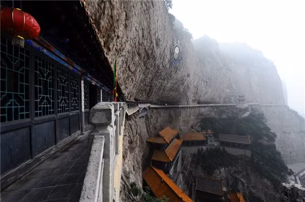 Vùng núi Mianshan, Trung Quốc có một loạt các ngôi đền thờ Đạo giáo nằm trên vách núi đá đã từ rất lâu.&nbsp;