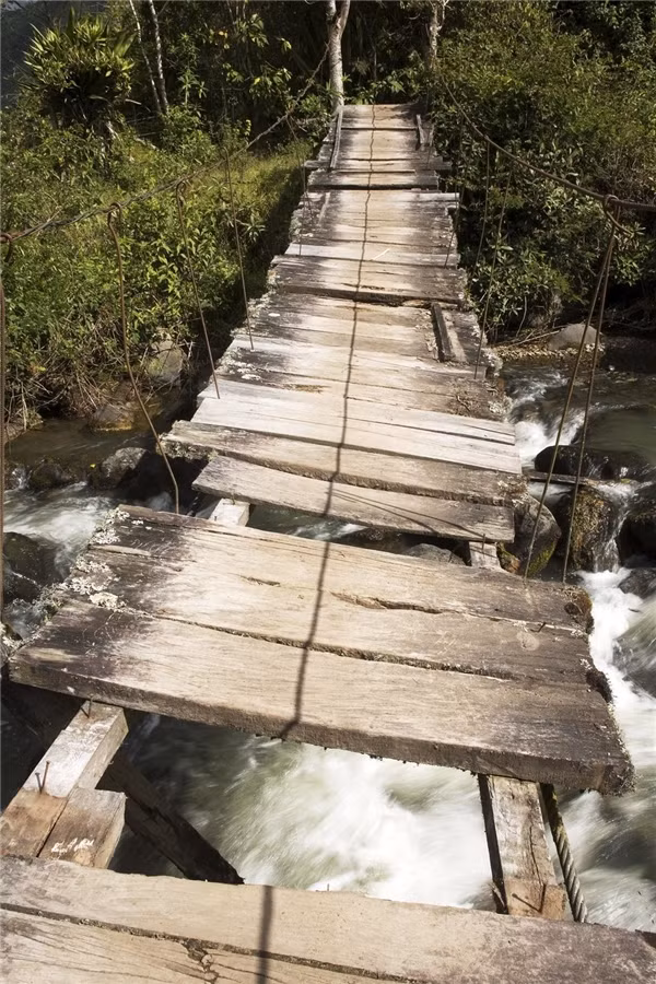 Cây cầu dây với những nhịp cầu bị thiếu ở Imbabura, Ecuador.