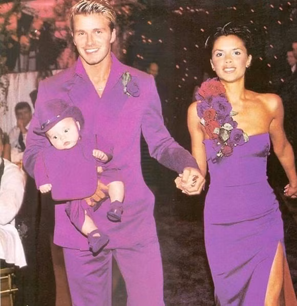 Loạt ảnh khiến dân tình nổ mắt ghen tị” về sự yêu chiều vợ của David Beckham nhân kỷ niệm 20 năm ngày cưới-10