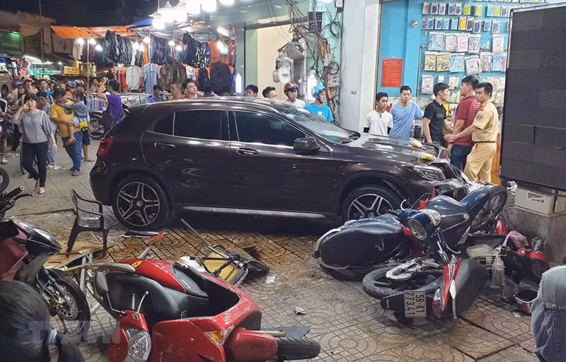 kinh hai canh nguoi, xe may la liet vi bi nu tai xe lai mercedes tong hinh 4