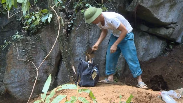 Không tìm được đá quý bạc tỷ, người dân nườm nượp kéo nhau xuống núi - 1