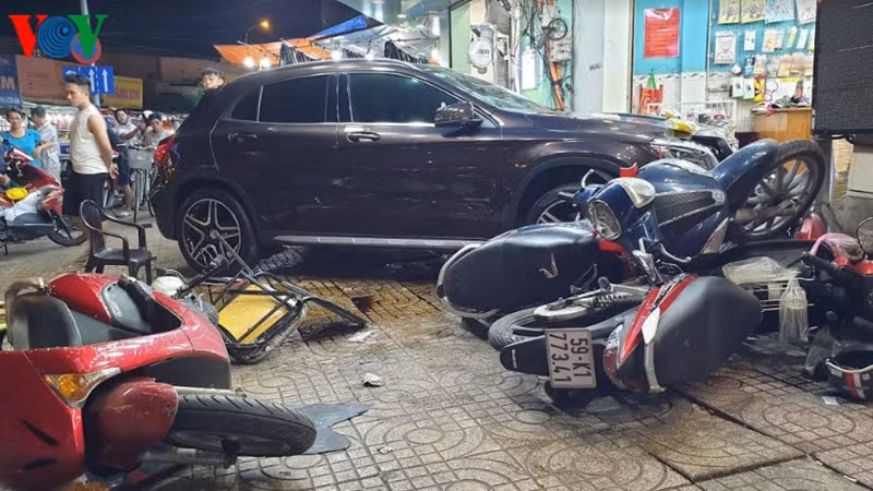 kinh hai canh nguoi, xe may la liet vi bi nu tai xe lai mercedes tong hinh 3