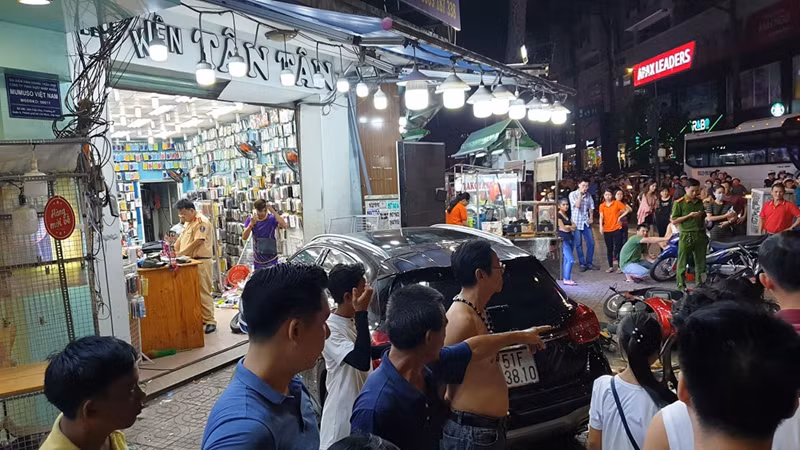kinh hai canh nguoi, xe may la liet vi bi nu tai xe lai mercedes tong hinh 6