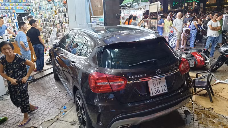 kinh hai canh nguoi, xe may la liet vi bi nu tai xe lai mercedes tong hinh 5