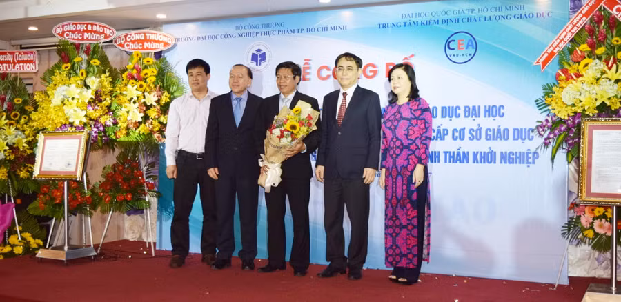 Lãnh đạo Bộ GD&ĐT, ĐHQG TPHCM chúc mừng và chụp hình kỉ niệm cùng Ban Giám hiệu nhà trường
