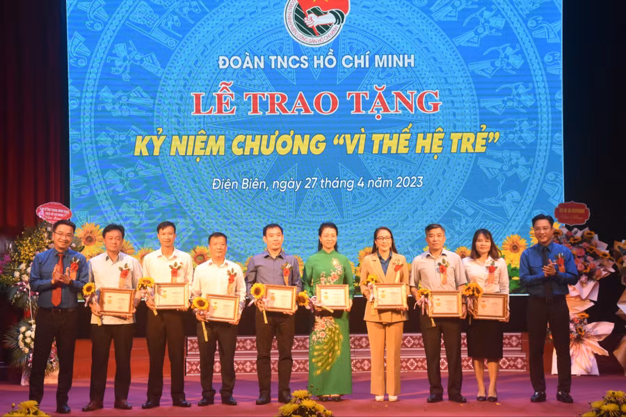 Trao tặng kỷ niệm chương "Vì thế hệ trẻ" của Trung ương Đoàn TNCS HCM cho các cá nhân có nhiều đóng góp với phong trào đoàn và thanh thiếu nhi.