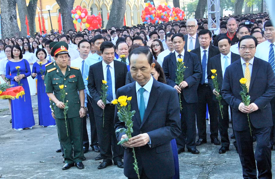 Chủ tịch nước dự khai giảng tại Trường THPT Chu Văn An (Hà Nội) ảnh 1 Chủ tịch nước dự khai giảng tại Trường THPT Chu Văn An (Hà Nội) ảnh 1
