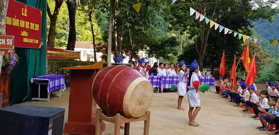 Lễ khai giảng có phần biểu diễn văn nghệ mộc mạc của học sinh nhà trường