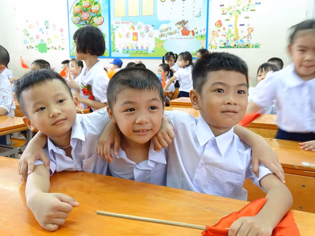 Hải Minh tăng 3kg, con vui vẻ nô đùa cùng các bạn