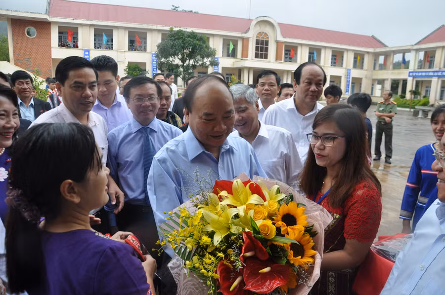 Cán bộ, giáo viên Trường PTDTNT huyện Tu Mơ Rông tặng hoa Thủ tướng.