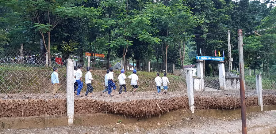 Các em học sinh đến trường dự lễ khai giảng