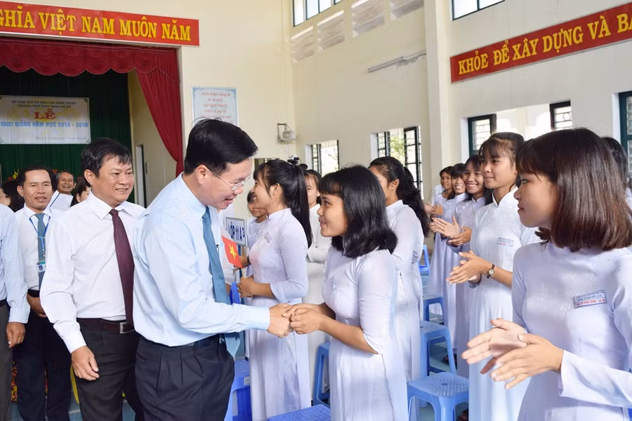 Đồng chí Võ Văn Thưởng thăm hỏi động viên học sinh Trường THPT Dân tộc nội trú tỉnh Ninh Thuận trước khi bước vào năm học mới