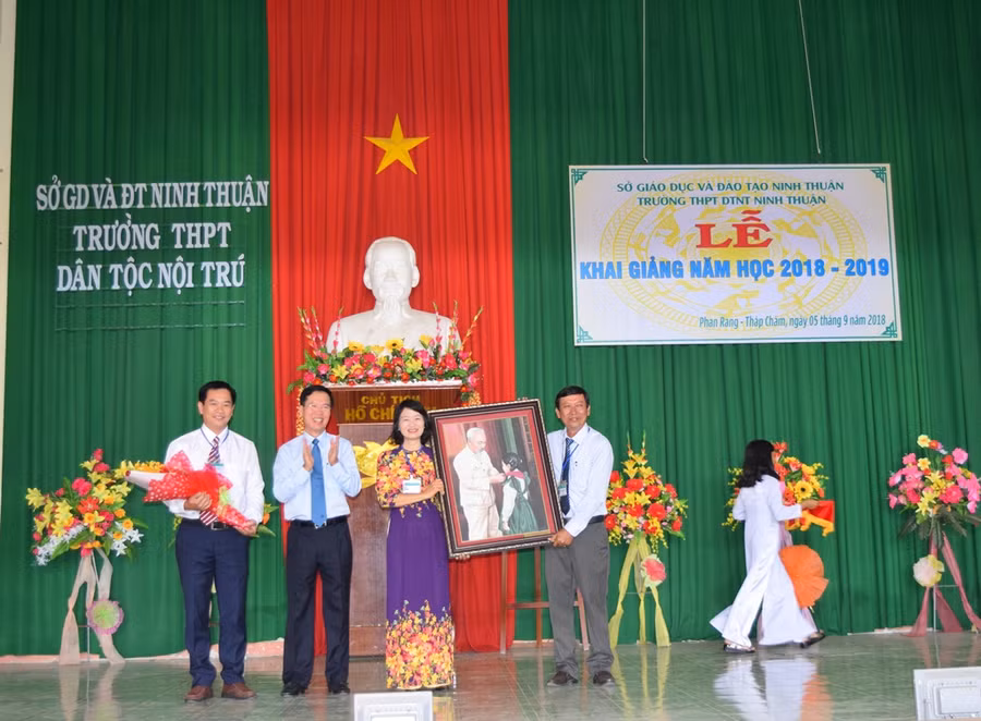 Đồng chí Võ Văn Thưởng tặng bức tranh Bác Hồ cho nhà trường