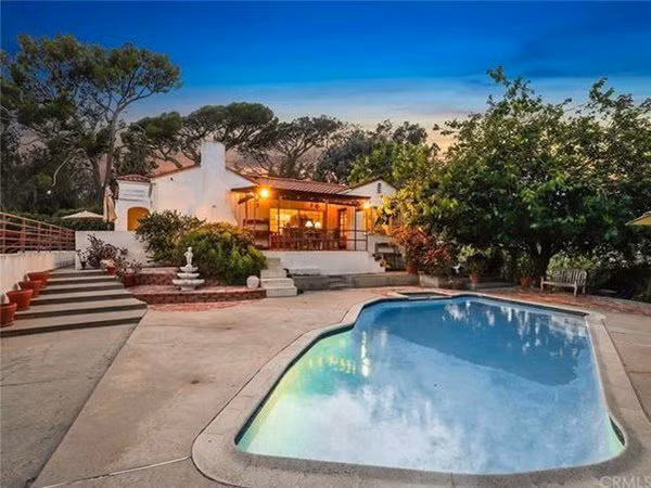Ngôi nhà có 2 phòng ngủ ở Los Angeles (Mỹ) đang được rao bán với giá 1,98 triệu USD (~46 tỷ đồng).