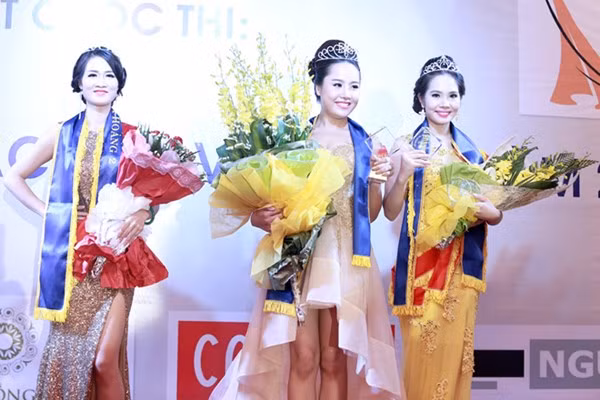 Top 3 thí sinh đăng quang ngôi vị cao nhất của cuộc thi Nữ hoàng Sắc Đẹp Việt Nam 2014, từ trái sang: Á hoàng 2 Đặng Thu Hằng, Nữ hoàng Sắc đẹp Việt Nam 2014 Trần Thị Yến Hoa, và danh hiệu Á hoàng 1 thuộc về người đẹp Dương Kim Ánh. Top 3 thí sinh đăng quang ngôi vị cao nhất của cuộc thi Nữ hoàng Sắc Đẹp Việt Nam 2014, từ trái sang: Á hoàng 2 Đặng Thu Hằng, Nữ hoàng Sắc đẹp Việt Nam 2014 Trần Thị Yến Hoa, và danh hiệu Á hoàng 1 thuộc về người đẹp Dương Kim Ánh.