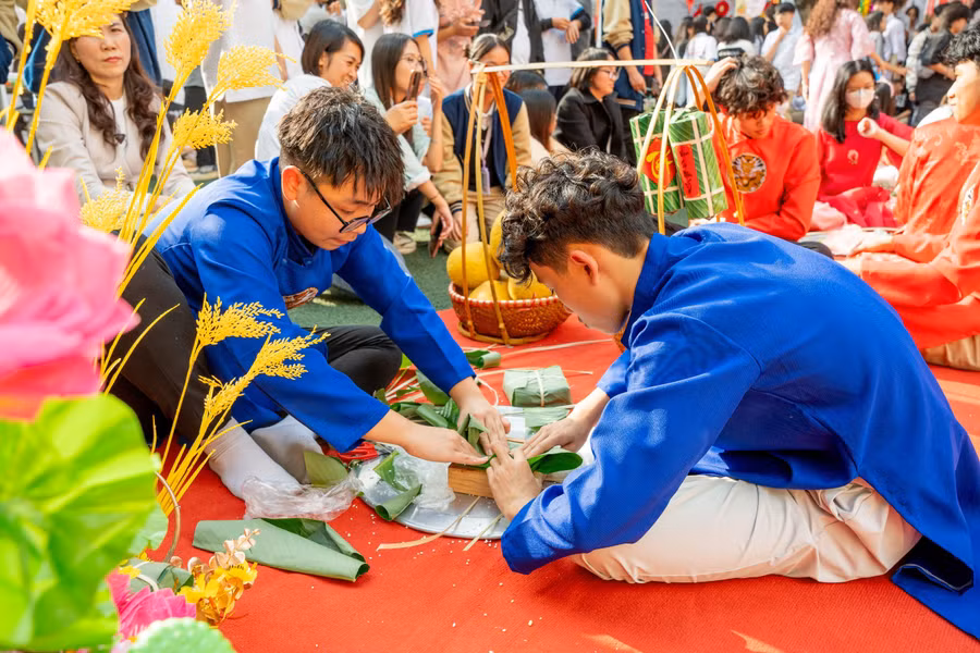 Nhiều cô cậu học trò cảm thấy vô cùng thích thú khi lần đầu tiên được tự tay gói nên những chiếc bánh chưng.