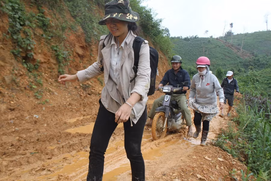 Các thầy cô giáo điểm trường TH Ea Rớt vượt đường dốc, bùn lầy