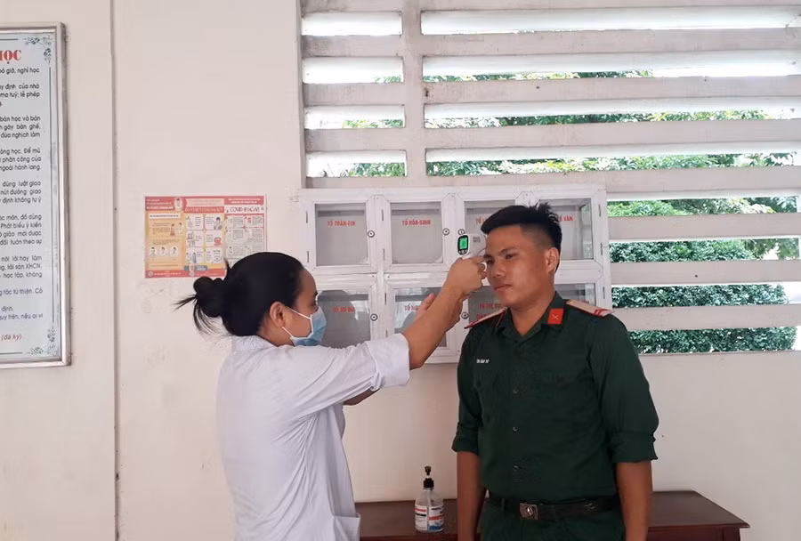 Đo thân nhiệt cho thí sinh trước khi vào phòng thi