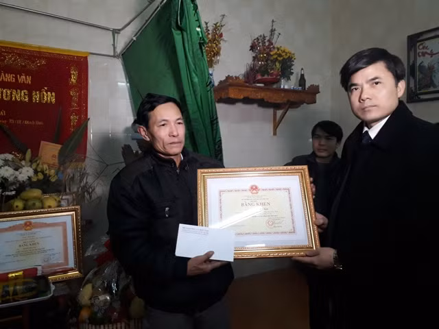 Thừa ủy quyền của Bộ trưởng Bộ GD&ĐT, ông Bùi Văn Linh đã trao Bằng khen và số tiền hỗ trợ người thân của em Hoàng Đức Hải."