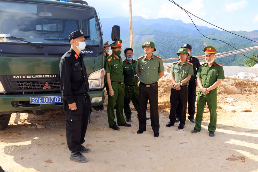 Thiếu tướng Phạm Thế Tùng - Giám đốc Công an tỉnh Nghệ An trực tiếp chỉ đạo tại hiện trường vụ khai thác đá.